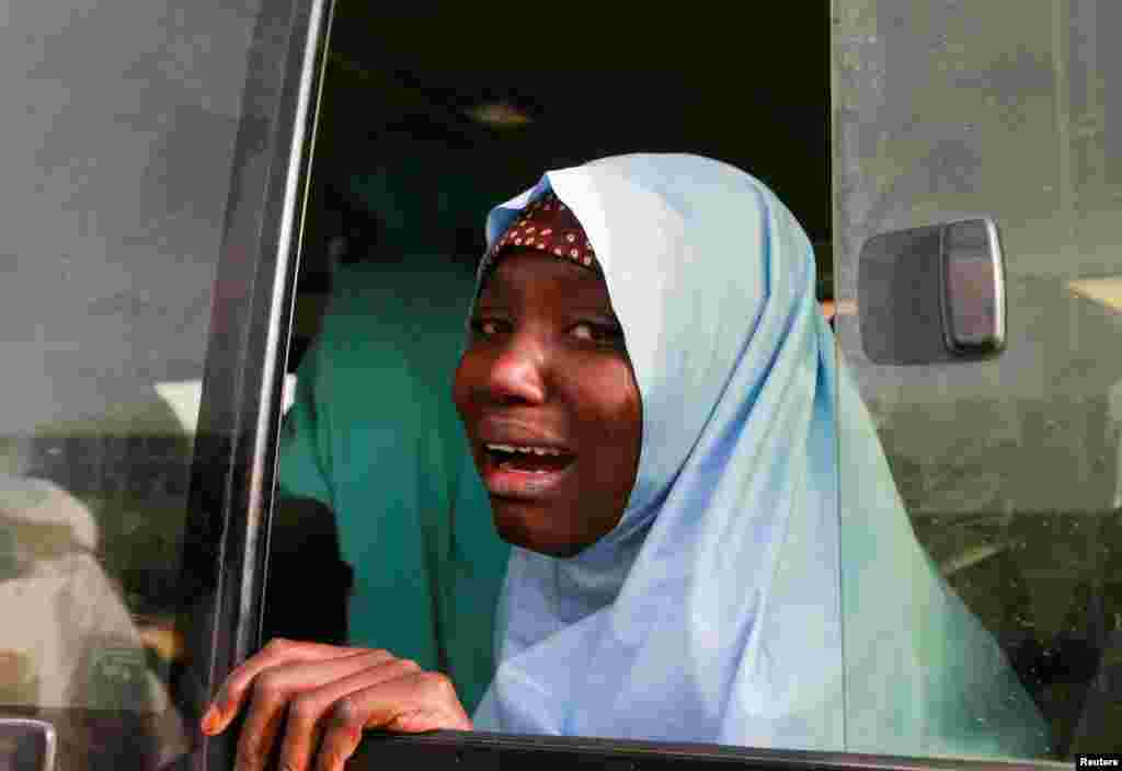 Una alumna de la escuela JSS Jangebe a su llegada a Jangebe, Nigeria, el 3 de marzo de 2021, tras ser rescatada de las garras del grupo yihadista Al Shabab, que la secuestro junto con más de 270 compañeras.