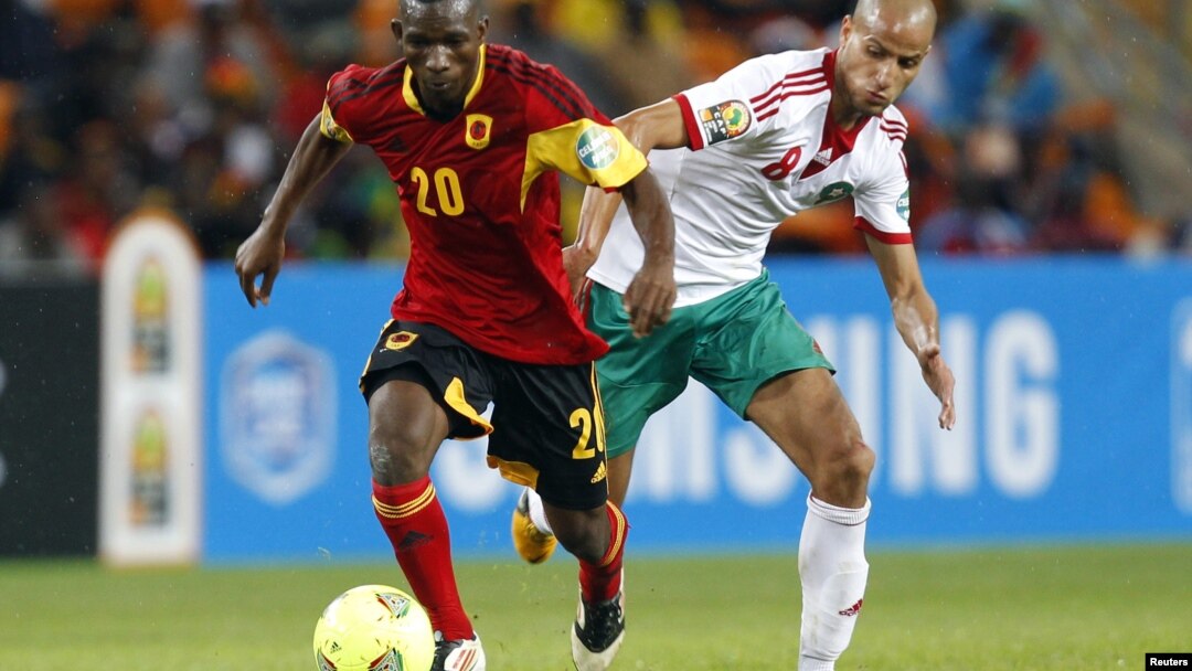 Mingo Bille, de Angola, disputa o esferico com o marroquino Karim el Ahmad, no jogo inaugural da seleccao angolana do CAN 2013