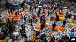 Des vendeurs de fleurs dans un marché à Kolkata, en Inde.