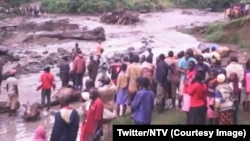 Des habitants après un glissement de terrain provoqué par de fortes pluies dans l'est de l'Ouganda, dans le district de Bududa, Ouganda, 11 octobre 2018. (Twitter/NTV)