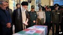 Tư liệu- Lãnh tụ tối cao Iran, Ayatollah Ali Khamenei, dự quốc táng tiễn đưa Mohsen Hojaji, 1 quân nhân 25 tuổi của Đội Vệ binh Cách mạng Hồi giáo bị IS chặt đầu ở Syria. (Office of the Iranian Supreme Leader via AP) 