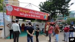 Personas en Ahmedabad, India, esperan para hacerse la prueba de COVID-19, el sábado 26 de septiembre de 2020. La nación de 13 mil millones de habitantes se anticipa que será el país más afectado por la pandemia en pocas semanas. 