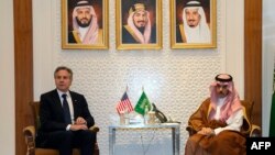 El secretario de Estado der EEUU, Antony Blinken durante encuentro de este sábado 14 de octubre con el Ministro de Relaciones Exterioers de Arabia Saudí , príncipe Faisal bin Farhan in Riyadh [Foto: AP]