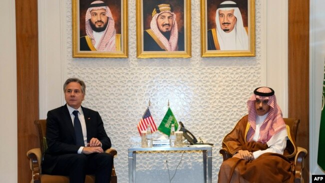 El secretario de Estado der EEUU, Antony Blinken durante encuentro de este sábado 14 de octubre con el Ministro de Relaciones Exterioers de Arabia Saudí , príncipe Faisal bin Farhan in Riyadh [Foto: AP]