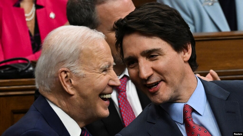 El presidente estadounidense Joe Biden y el primer ministro canadiense Justin Trudeau hablan mientras asisten a un discurso ante el Parlamento canadiense, en Ottawa, Canadá, el 24 de marzo de 2023. 
