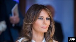 La primera dama de EE.UU., Melania Trump antes de a cena de esposas de jefes de estado de la OTAN en Bruselas, Bélgica, el 11 de julio de 2018. La Casa Blanca informó que la señora Trump participará en una Cumbre de Socios Federales para la Prevención del Acoso Cibernético",