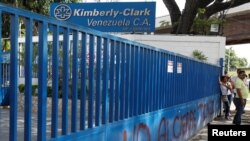 "Kimberly Clark va a seguir produciendo para todos los venezolanos, para todas las venezolanas ahora en manos de los trabajadores", dijo el Ministro de trabajo Oswaldo Vera.