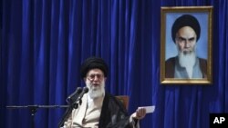 Ayatollah Ali Khamenei memberikan pidato pada peringatan 23 tahun meninggalnya Ayatollah Khomeini, Minggu (3/6).