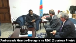 Joseph Kabila (G), mokonzi ya lingomba FCC mpe mokonzi ya kala ya RDC na masolo na chargé d’affaires ya Grande-Bretagne Paul Arkwright, na Kinshasa, RDC, 14 février 2020. (Twitter/Ambassade Grande-Bretagne na RDC)