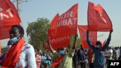 Des manifestants marchent dans les rue de Niamey pour protester contre la loi de finance, le 31 décembre 2017.