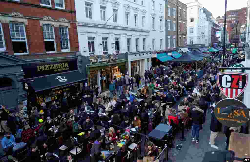 Karantin tartibi bosqichma-bosqich yumshatilmoqda. Bar va kafelar yana gavjumlashmoqda. London.
