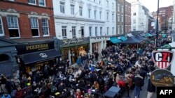 倫敦解封之後民眾聚集在街頭餐飲娛樂。（2021年4月16日）