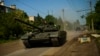 ARHIVA - Ukrajinski tenk kreće se regionom Donjecka, istočna Ukrajina, 30. maja 2022.