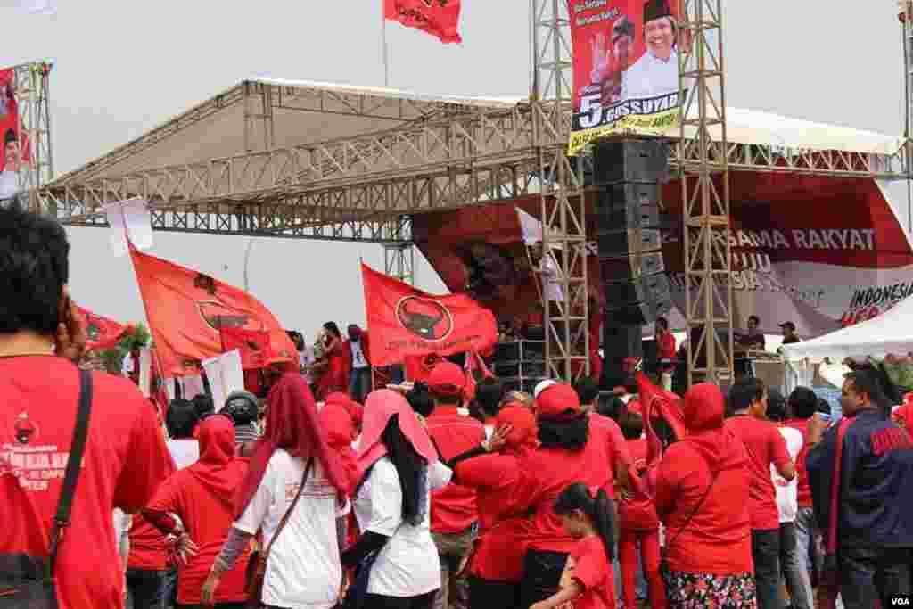 Kampanye PDIP, di Lapangan BSD Kamis, 20 Maret 2014. Foto dikirimkan oleh fans VOA di Facebook, Vy Novii Clef.