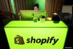 Un empleado trabaja en la sede de Shopify en Ottawa, Ontario, Canadá, el 22 de octubre de 2018.
