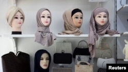 مانکن‌هایی با روسری در ویترین یک فروشگاه در وین، اتریش - ۱۶ شهریور ۱۴۰۵
