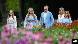 Putri Amalia (kedua dari kiri) bersama ayahnya Raja Willem-Alexander, ibunya Ratu Maxima, dan kedua saudaranya di Den Haag, Belanda (foto: dok). 