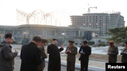 김정은 북한 국무위원장이 지난해 4월 강원도 원산갈마해안관광지구 건설 현장을 방문했다고 북한관영 '조선중앙통신'이 보도했다. 