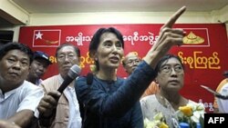 Bà Suu Kyi xuất hiện mỗi ngày tại trụ sở chính của Liên minh Dân chủ Toàn quốc