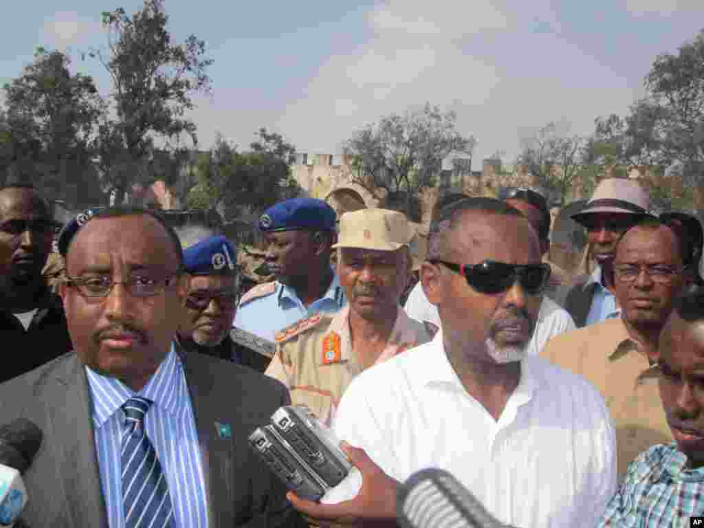 Abdiwali Gaas iyo Max'uud Tarsan oo saxaafadda kula hadlayay goobta uu dabku ka kacay ee Suuqa.