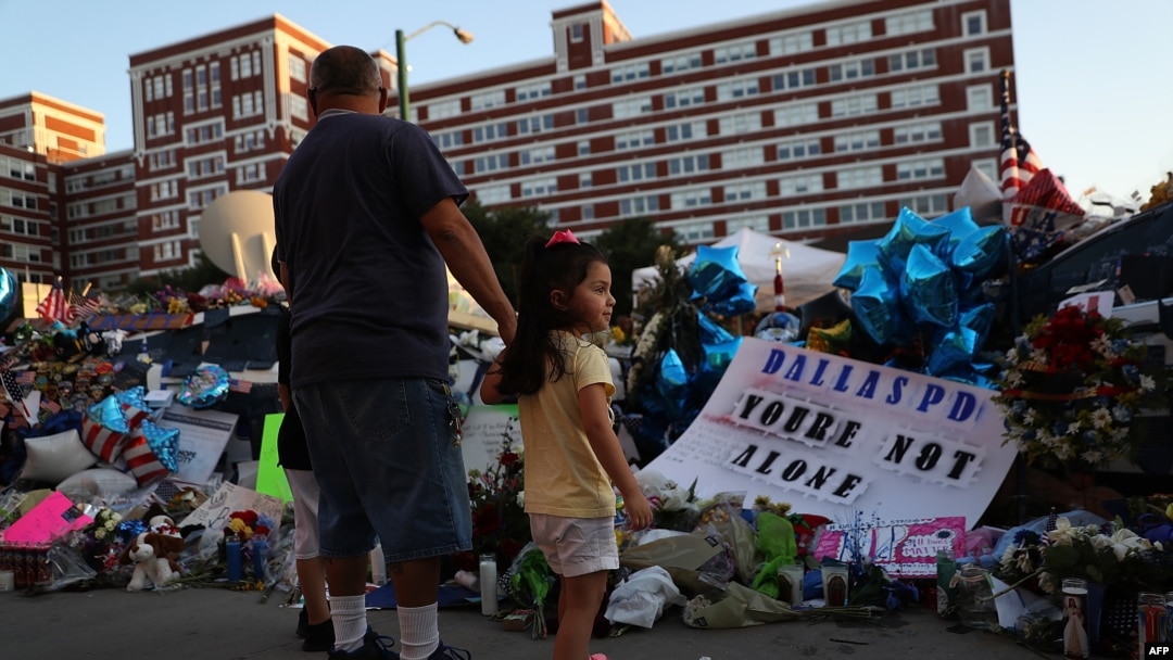 Warga berkumpul di memorial di luar kantor polisi Dallas (12/7). (AFP/Getty Images/Justin Sullivan)