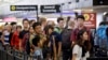 质疑中国疫情数据 美国政府考虑限制中国旅客入境