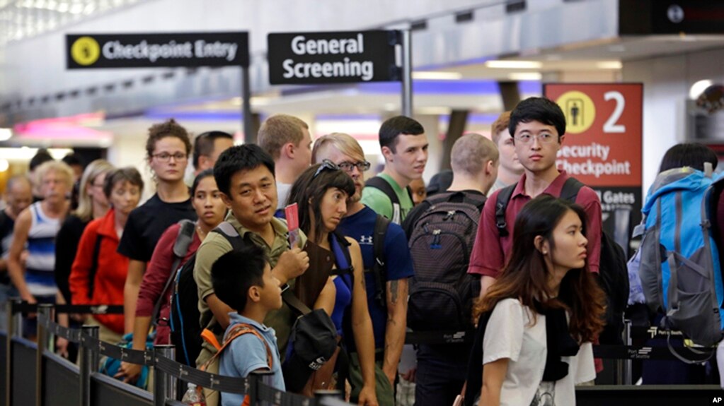 旅客在美国西雅图塔科马国际机场的安检线等候（2015年8月11日资料图片）(photo:VOA)