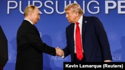 2025년 8월 15일 미국 알래스카주 앵커리지 소재 엘멘도르프-리처드슨 합동기지에서 열린 우크라이나 전쟁 종식 협상 회담 후 기자회견에서 도널드 트럼프 미국 대통령과 블라디미르 푸틴 러시아 대통령이 악수를 나누고 있다. (로이터/케빈 라마르크)