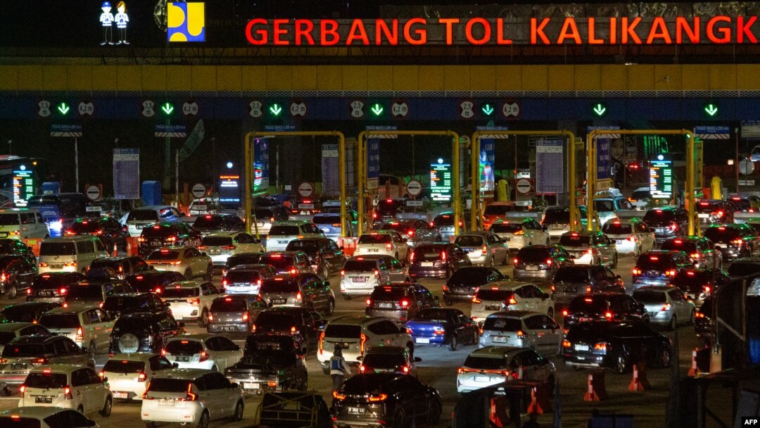 Kemacetan lalu lintas di gerbang tol Kalikangkung saat masyarakat kembali ke kampung halaman menjelang Idul Fitri, di Semarang, Jawa Tengah, pada 6 April 2024. 