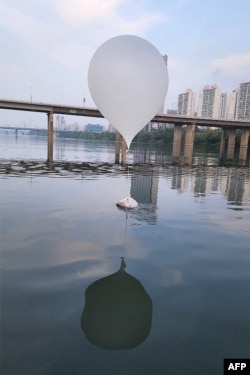 Sebuah benda yang menurut Kementerian Pertahanan Korea Selatan berisi sampah yang dikirim oleh Korea Utara, tampak di Sungai Han dekat Jembatan Jamsil, di Seoul, Korea Selatan, Minggu, 9 Juni 2024. (Foto: South Korean Defence Ministry via AFP)