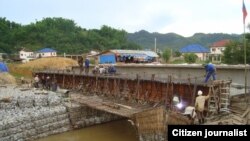 ພວກຄົນງານກຳລັງສ້າງຂົວ