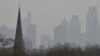 Asap polusi udara menyelimuti distrik keuangan di kota London, terlihat dari Bukit Primrose (foto: dok). 