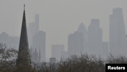 Asap polusi udara menyelimuti distrik keuangan di kota London, terlihat dari Bukit Primrose (foto: dok). 