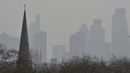 Asap polusi udara menyelimuti distrik keuangan di kota London, terlihat dari Bukit Primrose (foto: dok). 