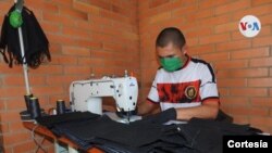 Soldados del Ejército Nacional en Casanare, Colombia, fabrican tapabocas para prevenir la propagación del COVID-19 en el departamento. [Foto: Cortesía Ejército Nacional en Casanare].