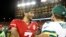 Colin Kaepernick des 49ers de San Francisco, salue Green Bay Packers, USA, le 27 août 2016.