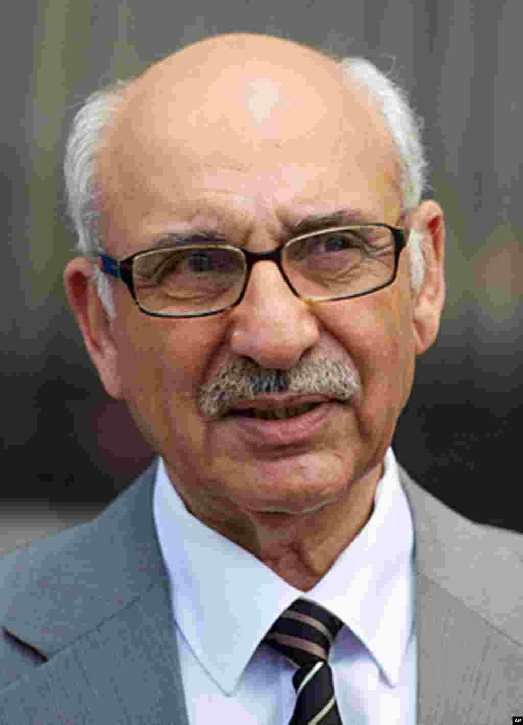Mahmud Nacua, charge d'affaires at the Libyan embassy, talks to the media outside the Libyan embassy in London, August 22, 2011. (AFP)