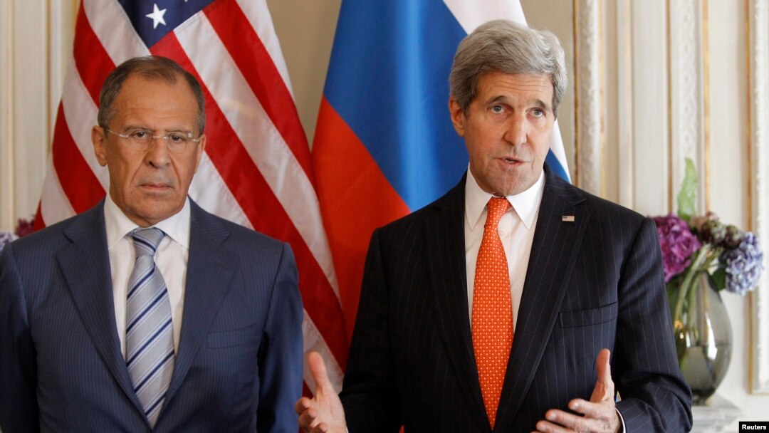 Menlu AS John Kerry (kanan) dan Menlu Rusia Sergey Lavrov, saat bertemu di Paris, 5 Juni 2014 (Foto: dok/ REUTERS/Laurent Cipriani). 