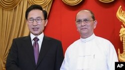 14일 정상회담에서 악수하는 이명박 한국 대통령(왼쪽)과 테인 세인 버마 대통령.
