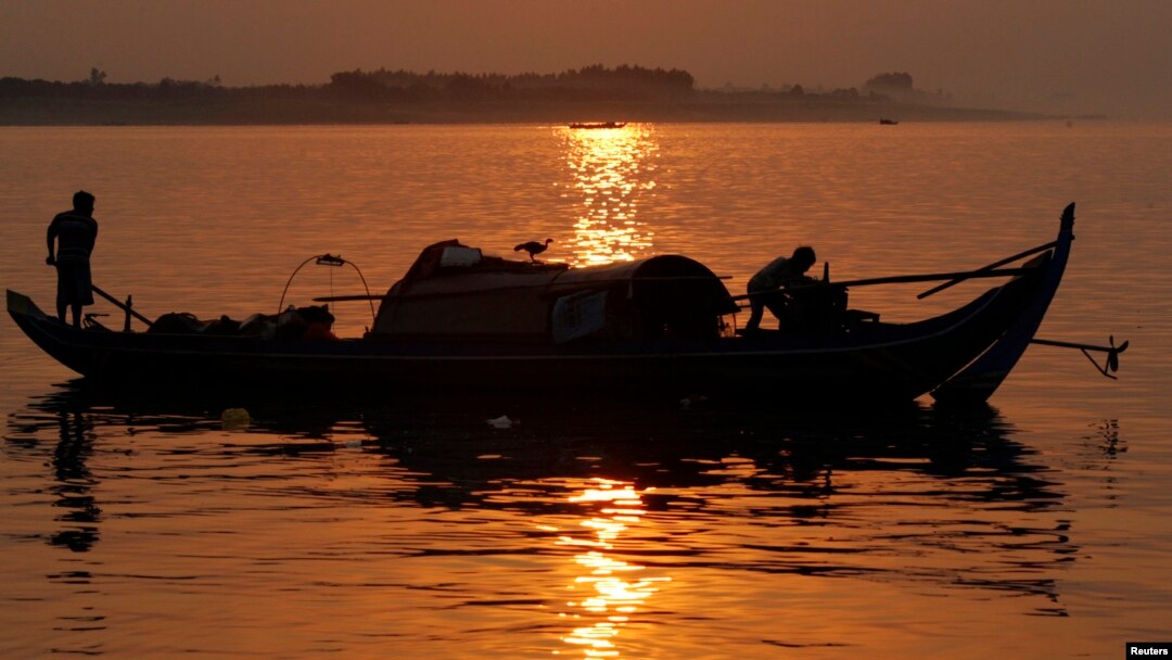 Ngư dân đánh cá trên sông Mekong. 