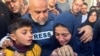 الجزیرہ کے صحافی وائل الدہدوہ اپنے بیٹے، فلسطینی صحافی حمزہ الدہدوہ کے جنازے میں اپنی بیٹی اور بیٹے کو گلے لگاتے ہوئے۔، حمزہ اسرائیلی حملے میں 7 جنوری، 2024 کو جنوبی غزہ میں ہلک ہوئے تھے۔فوٹو رائٹرز

