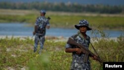 Pasukan keamanan Myanmar melakukan patroli di negara bagian Rakhine (foto: ilustrasi). 