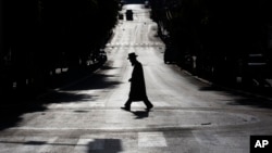 Un juif ultra-orthodoxe à Bnei Brak, Israël, 8 avril 2020. (Photo AP)