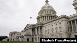 FILE: Sejumlah kendaraan terparkir di luar gedung Capitol, Washington, D.C., 31 Juli 2021. (Foto: Elizabeth Frantz/Reuters)