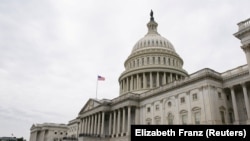 Sejumlah kendaraan terparkir di luar gedung Capitol di pagi hari para Senat kembali untuk rapat di Washington, Sabtu, 31 Juli 2021. (Foto: Elizabeth Frantz/Reuters)