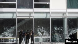 Foto de daños causados por los manifestantes en Brasilia a la sede de la Corte Suprema el 9 de enero de 2023.