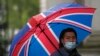 Un journaliste portant un masque pour se protéger du coronavirus, non loin du 10 Downing Street à Londres, mardi 28 avril 2020. (AP Photo / Frank Augstein)