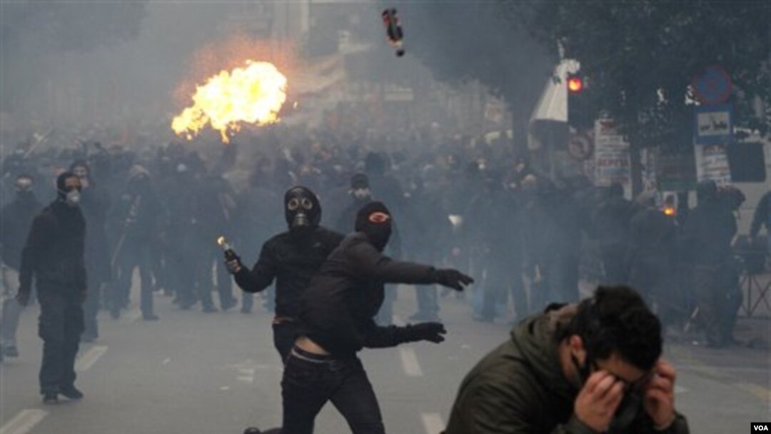 Para demonstran di Athena, Yunani melemparkan bom-bom molotov ke arah polisi dalam unjuk rasa Rabu, 15 Desember 2010.