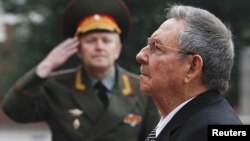 El presidente cubano Raúl Castro rinde homenaje frente a la tumba del Soldado Desconocido cerca del Kremlin, en Moscú.