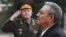 El presidente cubano Raúl Castro rinde homenaje frente a la tumba del Soldado Desconocido cerca del Kremlin, en Moscú.